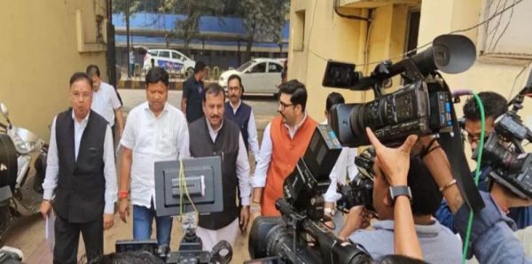 सीएम भूपेश के खिलाफ विजय बघेल शिकायत करने पहुंचे आयोग