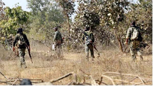 जवानों को टार्गेट करने के लिए नक्सलियों ने फिर लगाई IED, भारी मात्रा में फेंके बेनर और पोस्टर