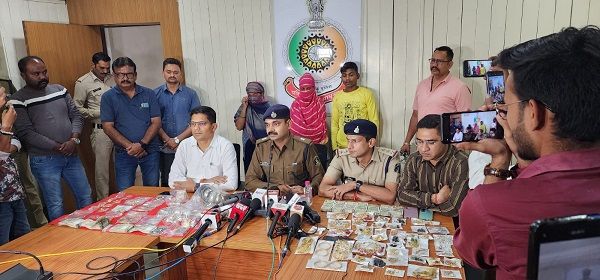 सूने मकान का ताला तोड़कर लाखों रूपये की चोरी करने अंतर्राज्यीय गिरोह के 2 महिला सहित 3 आरोपी गिरफ्तार