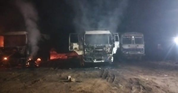 दंतेवाड़ा में नक्सलियों ने मचाया उत्पात: डामर प्लांट को किया आग के हवाले,14 वाहन जलकर राख,ग्रामीणों में दहशत