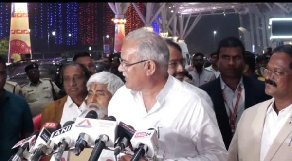 रायपुर पहुंचे मुख्यमंत्री बघेल, कहा -तेलंगाना में दिखा रहा कांग्रेस का रुझान,बृजमोहन के बयान पर कसा तंज, क्यों कर रहे जबरदस्ती नौटंकी&hellip;