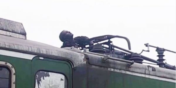 मालगाड़ी के इंजन पर चढ़ा युवक, हाइटेंशन लाईन की चपेट में आने से मौत