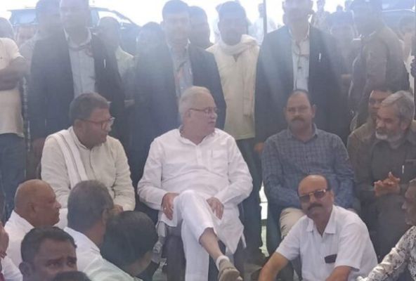 पूर्व राज्यसभा सांसद छाया वर्मा के घर पहुंचे सीएम भूपेश बघेल, शोकाकुल परिवार से की मुलाकात