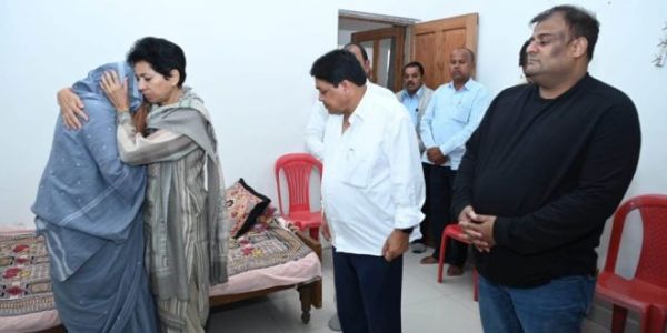 कांग्रेस प्रभारी कुमारी शैलजा पहुंची पूर्व राज्यसभा सांसद के घर, परिवार के शोक में हुई शामिल