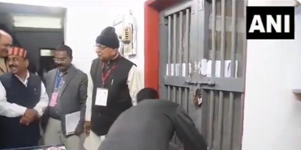 छत्तीसगढ़ में स्ट्रांग रूम का ताला खुला, मतगणना शुरू