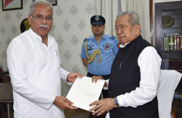 BIG BREAKING : सीएम भूपेश बघेल पहुंचे राजभवन, राज्यपाल को सौंपा इस्तीफा