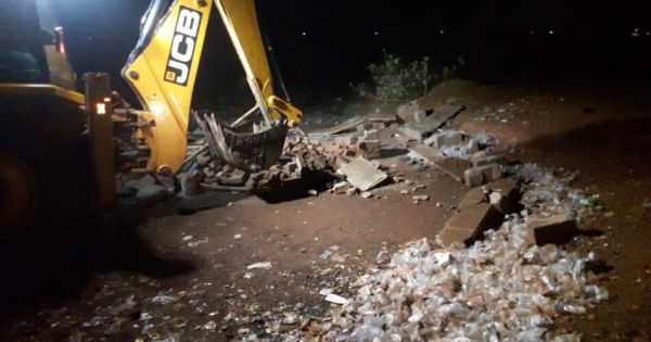 सरकार बदलते ही एक्शन मोड में पुलिस, राजधानी में चखना दुकानों पर चला बुलडोजर  