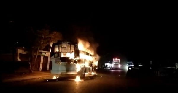 रायपुर से जगदलपुर जा रही बस में लगी भीषण आग, 2 महिला समेत 4 झुलसे...देखे Video