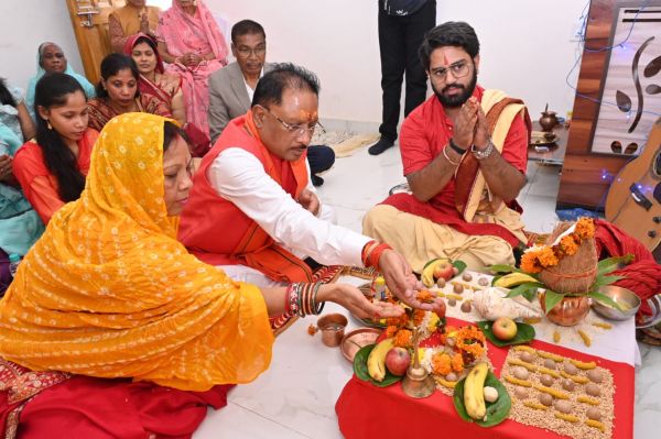  शपथग्रहण से पूर्व मुख्यमंत्री ने परिजनों के साथ की अपने घर में पूजा