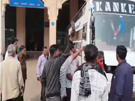 CG NEWS : राजधानी रायपुर में बस और ट्रक चालकों का  बवालः यात्रियों को बस से उतारकर  गालीगलौज, हाईवे पर बैठे ट्रक ड्राइवर;  पुलिस से भी विवाद