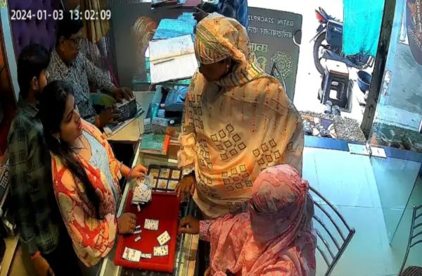 रायपुर के ज्वेलरी शॉप में गोल्ड की चोरी,ग्राहक बन कर आई महिलाओं ने की चोरी सीसीटीवी में कैद हुई वारदात पुलिस कर रही शातिर महिलाओं की तलाश