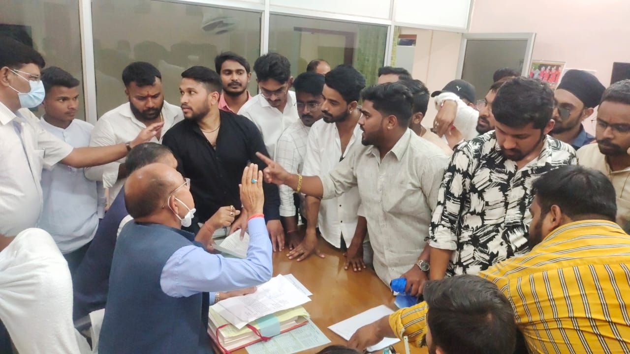 छत्तीसगढ़ के अब इस विश्वविद्यालय में ऑनलाइन परीक्षा को लेकर उठी मांग कुलपति को राज्यपाल के नाम सौंपा ज्ञापन....