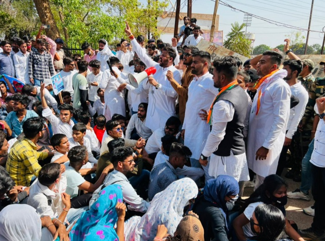 ऑनलाइन एग्जाम की मांग को लेकर रविवि में NSUI नेताओं ने जमकर किया हंगामा कहा बात मनवाकर ही दम लेंगे 16 अप्रेल से होनी है परिक्षा...