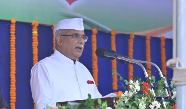 छत्तीसगढ़ में प्रारंभ किए जाएंगे स्वामी आत्मानंद इंग्लिश मीडियम आदर्श महाविद्यालय इंग्लिश मीडियम स्कूलों में पढ़ने वाले बच्चों को 12वीं के बाद उच्च शिक्षा के लिए अब नहीं जाना पड़ेगा बाहर ,यहा से होगी शुरुआत