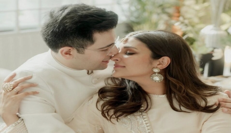 राघव और परिणीति की शादी का कार्ड सोशल मीडिया में हो रहा वायरल, जानें कहां कर रहे हैं शादी