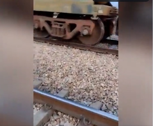 रेलवे ट्रैक पर लेटे युवक के ऊपर गुजरी मालगाड़ी, एक खरोंच तक नहीं आई&hellip;