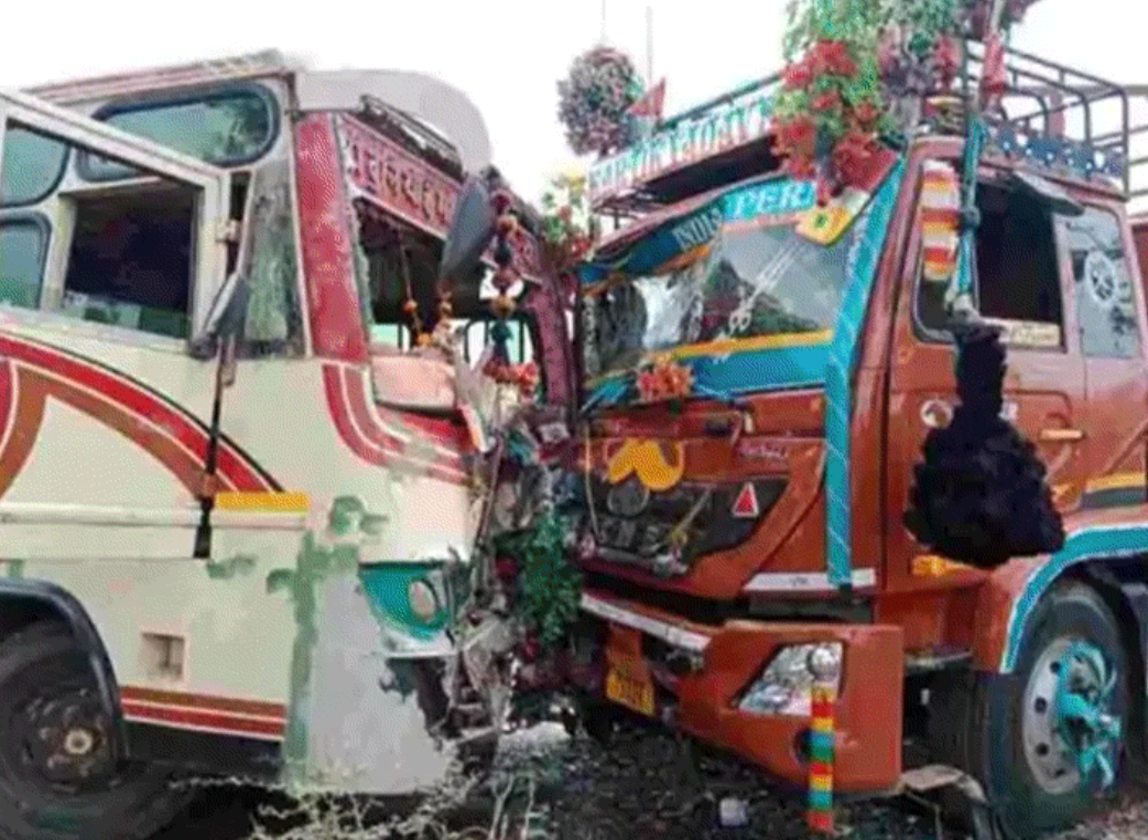 बस और ट्रक की आमने सामने से टक्कर हादसे में 20 यात्री हुए घायल रॉंग साइड से आ रही थी ट्रक  