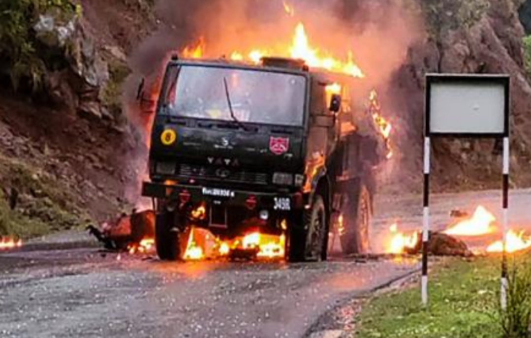 जम्मू-कश्मीर में आतंकी हमला   आर्मी ट्रक पर हमलावरों ने की फायरिंग 5 जवान शहीद 1 गंभीर रूप से घायल..