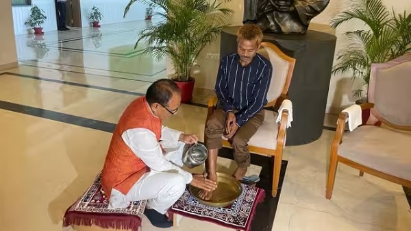 सीएम शिवराज ने पेशाबकांड पीड़ित के पैर धोकर मांगी माफी, कहा- दशमत अब मेरे दोस्त
