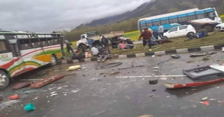 Big Accident : यात्रियों से भरी बस खाई में गिरी, 27 लोगों की मौत; 17 घायल