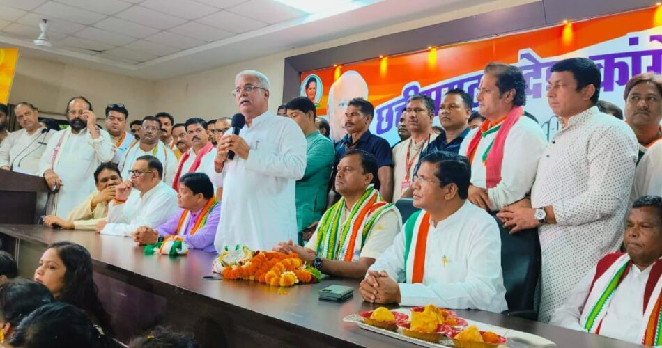 BREAKING : दीपक बैज ने PCC चीफ का पदभार किया ग्रहण...सीएम बघेल सहित कई नेता रहे मौजूद