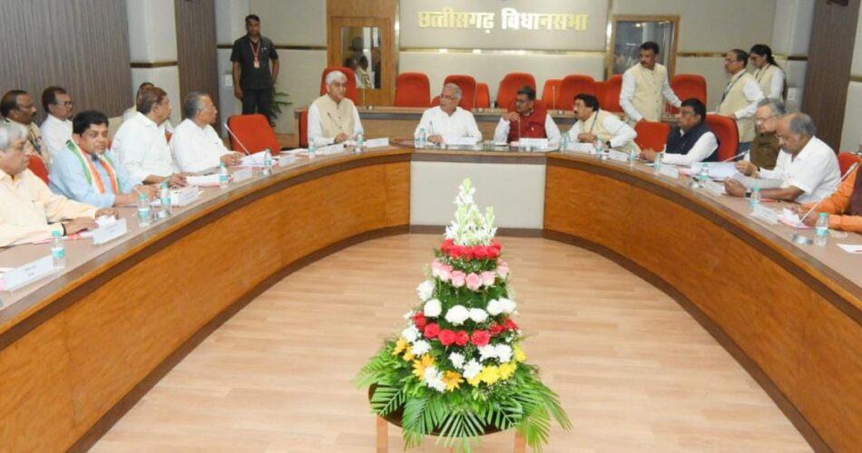 विधानसभा अध्यक्ष महंत की अध्यक्षता में कार्य मंत्रणा समिति की हुई बैठक, सीएम बघेल समेत कई सदस्य उपस्थित