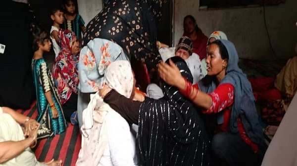 सो रहे परिवार पर गिरी हाईटेंशन लाइन, मां और बेटा-बेटी की मौत, तीन झुलसे