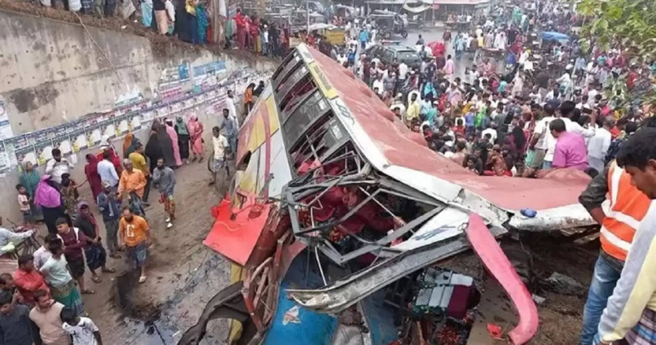 दर्दनाक हादसा : यात्रियों से भरी बस तालाब में गिरी, 17 लोगों की मौत, 35 से ज्यादा घायल, मची चीख पुकार