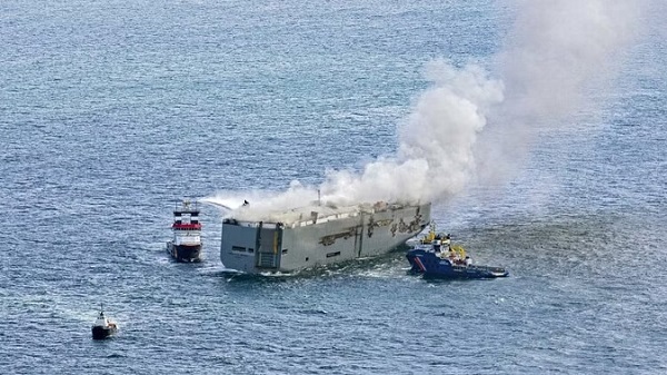 3000 कारों से लदे मालवाहक जहाज में लगी आग, एक भारतीय की मौत, 20 घायल