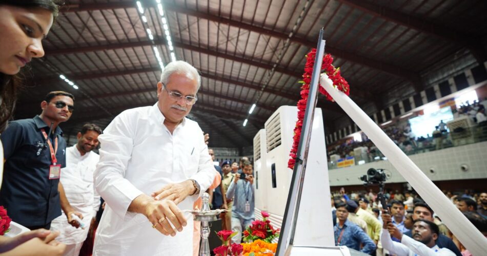 BHENT MULAKAT : युवाओं से भेंट मुलाकात करने बहतराई स्टेडियम पहुंचे सीएम बघेल, छत्तीसगढ़ महतारी के छायाचित्र के समक्ष दीप प्रज्ज्वलीत कर कार्यक्रम की शुरुआत की
