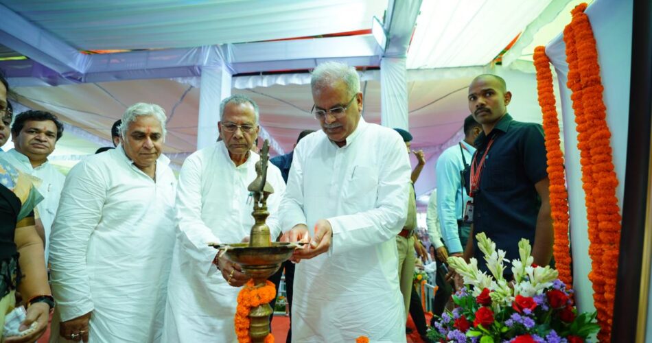 BHET MULAKAT : युवाओं से भेंट-मुलाकात : सीएम बघेल छत्तीसगढ़ महतारी के समक्ष दीप प्रज्वलित कर राज्य गीत के साथ की कार्यक्रम की शुरुआत 