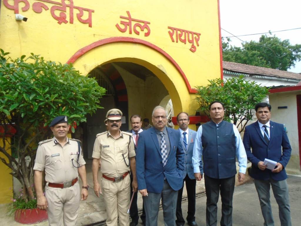 सेंट्रल जेल पहुंचे चीफ़ जस्टिस सिन्हा, सभी बैरकों का निरीक्षण किया