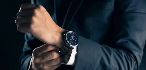 भूलकर भी तकिये के नीचे न रखें ये 5 चीज... होता है बुरा असर..!!