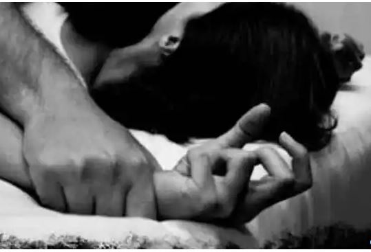 घर पर नहीं था पति, महिला ने अपने नौकर के साथ बनाये सम्बन्ध, अब हो गया ये...