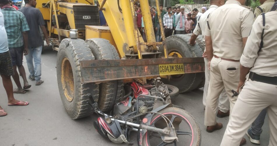 तेज रफ्तार का कहर : हाईड्रा की चपेट में आने से बाइक सवार युवक की दर्दनाक मौत, आक्रोशित लोगों ने किया चक्काजाम