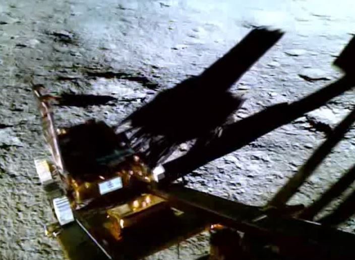 लैंडर से चांद की सतह पर उतरा प्रज्ञान रोवर, इसरो ने शेयर किया वीडियो&hellip;