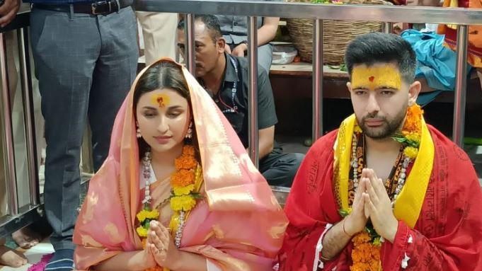 बाबा महाकाल के दर्शन करने पहुंचे परिणीति और राघव चड्ढा, नंदी हाल में बैठकर की आराधना