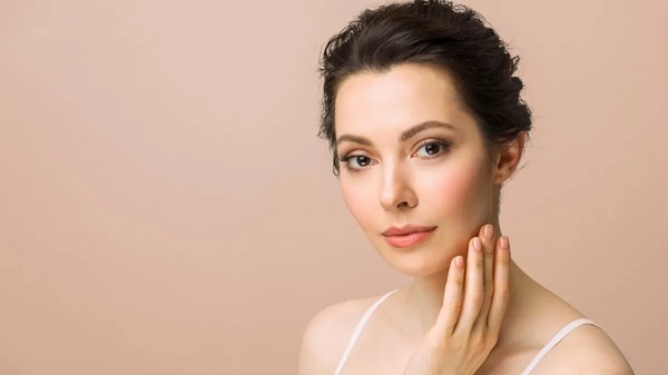 चेहरे के निखार के लिए रोज रात में लगाए ये 3 चीजें, महंगी क्रीम जैसा दिखेगा असर