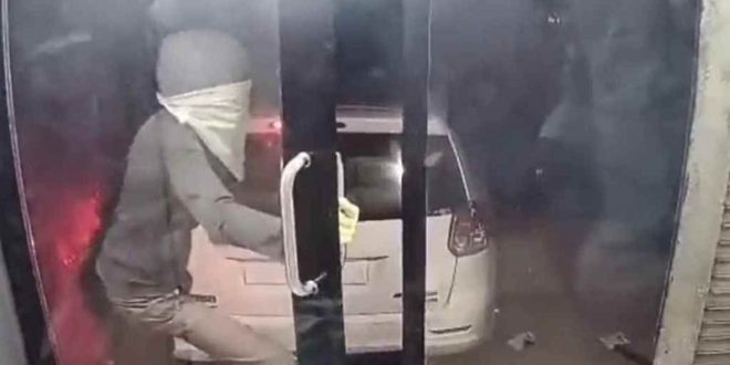 कार में रस्सी बांध ATM मशीन ही खींच ले गये चोर, वीडियो देख हो जाएंगे दंग