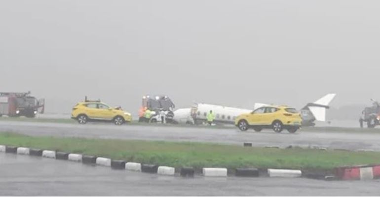 एयरपोर्ट पर प्राइवेट जेट दुर्घटनाग्रस्त, दो टुकड़ों में बंटा प्लेन, पायलट समेत 8 लोग थे सवार