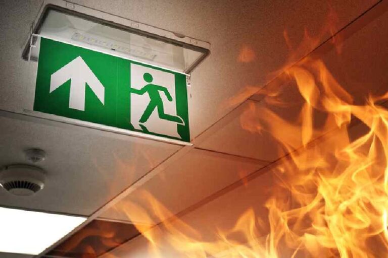 मुंबई में 12 मंजिला इमारत में लगी आग, 60 लोगों का सुरक्षित रेस्क्यू, दम घुटने से 39 अस्पताल में भर्ती