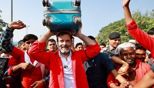 राहुल गांधी बने कुली, लाल शर्ट पहने&hellip;सिर पर बैग उठाये रेलवे स्टेशन पर आए नजर