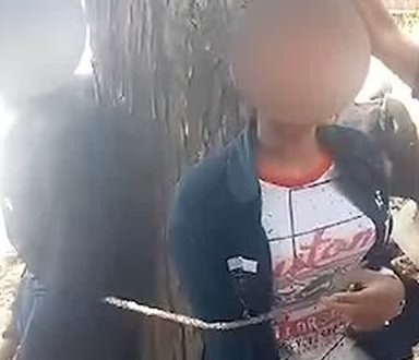 प्रेमी जोड़े को पेड़ में बांधकर गांव वालों ने की पिटाई ,देखे दिल दहला देने वाला वीडियो