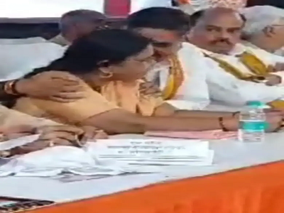 BJP सांसद जी की बेशर्मी, महिला विधायक के कंधो पर हाथों को सहलाते हुए जकड़ा, देखें वीडियों&hellip;