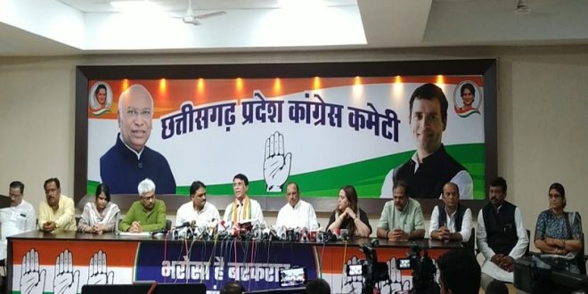 पवन खेड़ा ने की प्रेस कॉन्फ्रेंस, पोस्टर किया जारी, जिसमें लिखा हुआ है कि, &ldquo;कमल दबाएंगे तो अडानी निकलेगा