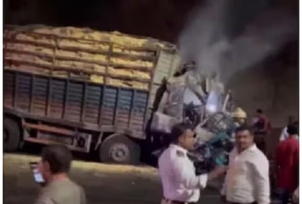 हाईवे पर भीषण हादसा : 2 ट्रकों की टक्कर से लगी आग, 4 लोगों की मौत