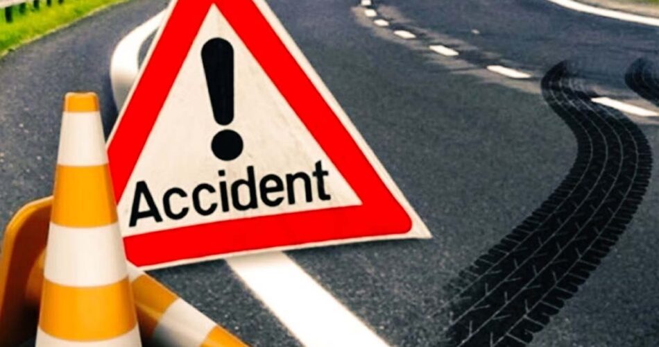 दर्दनाक हादसा : मिर्जापुर में अनियंत्रित होकर पलटी पिकअप&hellip; 2 की मौत, 28 घायल