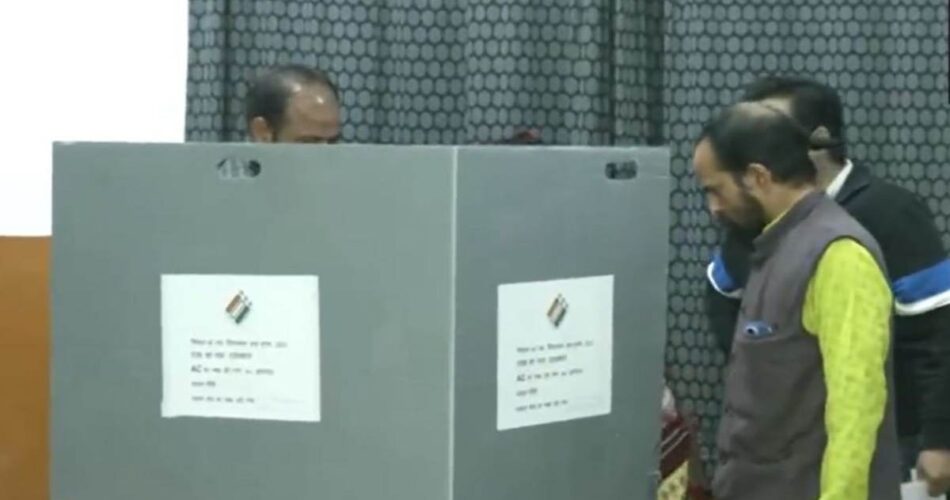 राजस्&zwj;थान में199 विधानसभा सीटों पर मतदान शुरू...EVM में बंद होगी प्रत्याशियों की किस्मत