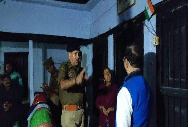 एक ही परिवार के 4 लोगों ने की सामूहिक आत्&zwj;महत्&zwj;या, फंदे से लटकते मिले शव