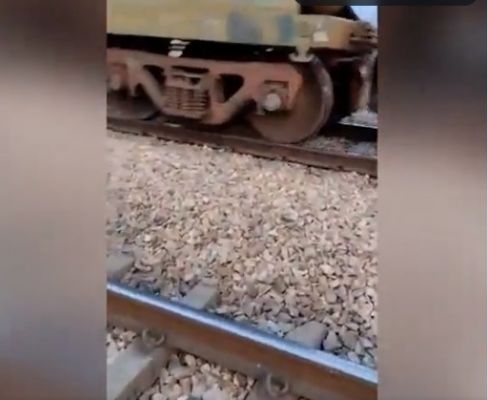 रेलवे ट्रैक पर लेटे युवक के ऊपर गुजरी मालगाड़ी, एक खरोंच तक नहीं आई&hellip;
